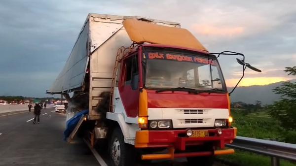 Kecelakaan bus dengan truk wingbox di Tol Pandaan-Malang KM 77 menyebabkan empat orang tewas, Senin (23/12/24) pukul 15.23 WIB. (Foto: Saif Hajarani).