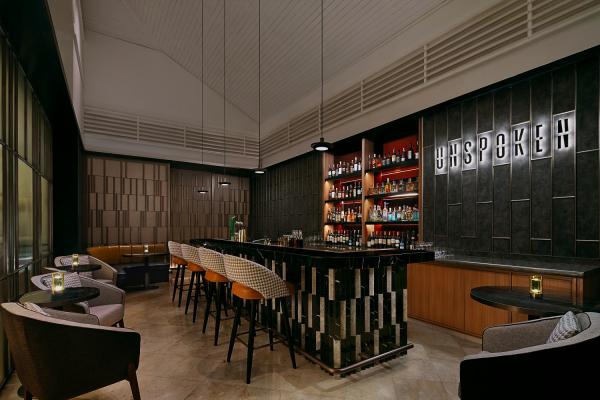 Unspoken bukan sekadar bar, tempat ini menyajikan pengalaman intim yang mengundang para tamu untuk menikmati suasana yang eksklusif dengan pilihan minuman dan cerutu. (Foto: IST)
