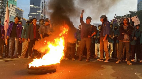 Mahasiswa Pendemo Tolak PPN 12 Persen Enggan Bubar, Bakar Ban hingga Lempar Uang Mainan