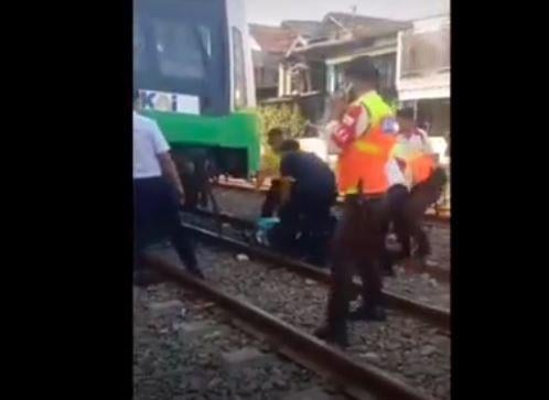 Kronologi 3 Pemotor Tertabrak KA Komuter di Surabaya Tewaskan 2 Orang, 1 Luka Berat