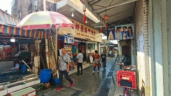 Pasar seafood Tai O menawarkan aneka hasil laut mentah maupun siap santap. (Foto: Armydian Kurniawan)
