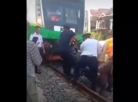 3 Pemotor Tertabrak KA Komuter di Surabaya, 2 Tewas 1 di Antaranya Anggota TNI AL