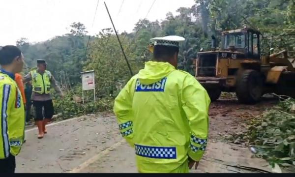 Longsor Timbun Akses Jalan di Madina, Kemacetan Capai 10 Km