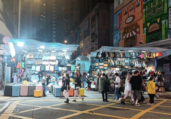 Suasana Ladies Market yang buka hingga malam hari. (Foto: iNews.id/Armydian Kurniawan)