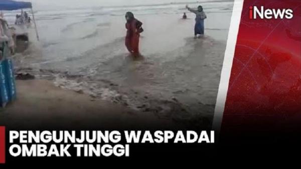 Gelombang Tinggi Hantam Pantai Bagedur, Wisatawan dan Pedagang Panik!