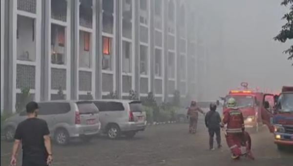  Gedung Rektorat UIN Jakarta Terbakar