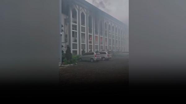 Gedung Rektorat UIN di Ciputat Tangsel Terbakar, Asap Hitam Membumbung Tinggi