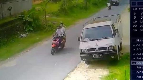 Terekam CCTV Emak-Emak Jadi Korban Jambret di Sampang, Gelang Emas Rp40 Juta Raib