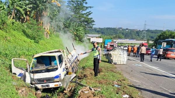 Kecelakaan beruntun bus menabrak mobil pribadi dan truk bermuatan bahan Kimia di Jalan Tol Bawen-Semarang, Jumat (3/1/2025). (Foto: Dok Satlantas Polres Semarang)