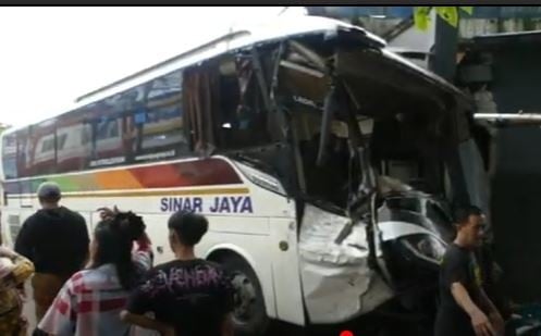 Bus Sinar Jaya rusak parah setelah terlibat kecelakaan beruntun di jalur selatan, Kabupaten Banyumas, Minggu (5/1/2025). (Foto: iNews)