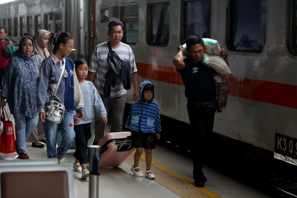 Libur Nataru Berakhir, Puluhan Ribu Penumpang Kembali ke Stasiun Pasar Senen