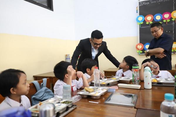 Juru Bicara Kantor Komunikasi Kepresidenan Dedek Prayudi ketika meninjau pelaksanaan program Makan Bergizi Gratis di SD Barunawati. (Foto: iNews Media Group/Arif Julianto)