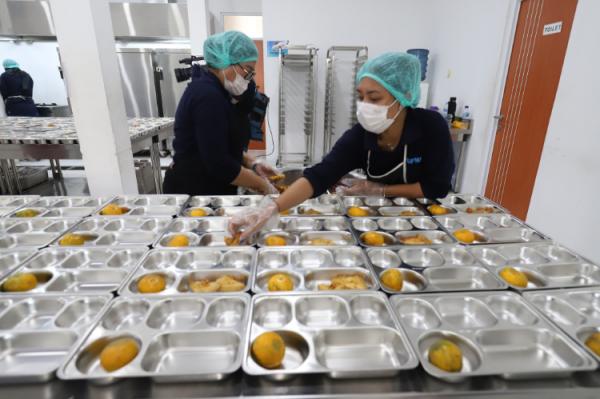 Makanan bergizi yang diolah di SPPG Palmerah, Jakarta Barat sangat terjamin kualitas dan kebersihannya. (Foto: iNews Media Group/Arif Julianto)
