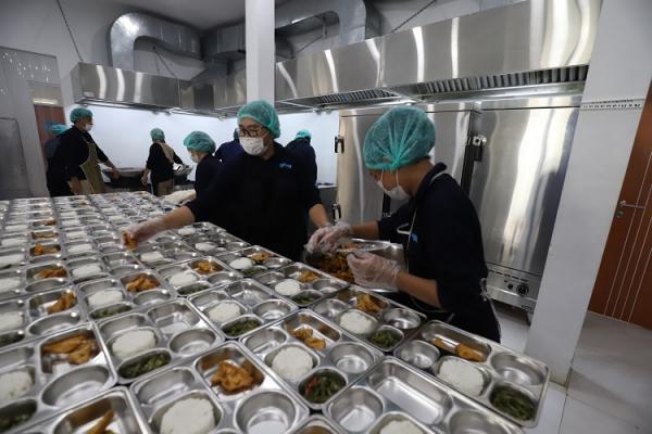 Makanan bergizi di SPPD Palmerah, Jakarta Barat diawasi ketat mulai dari menu makanan, kebersihan, hingga tata kelola limbah. (Foto: iNews Media Group/Arif Julianto)