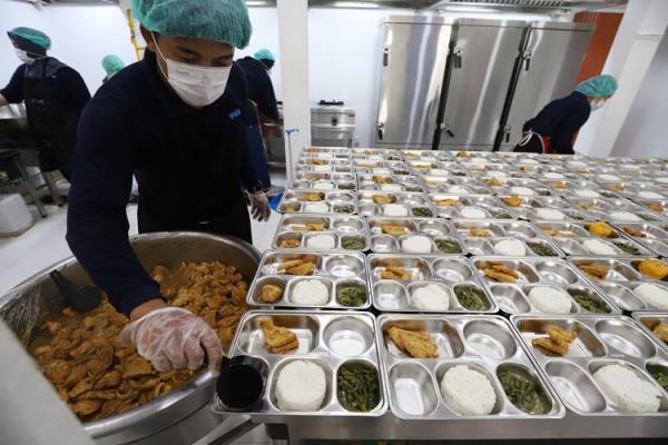 Tim distribusi SPPG Palmerah MBG Tim distribusi SPPG Palmerah tampak sibuk menata makanan dengan menu nasi putih, ayam goreng teriyaki, tumis kacang panjang, tahu, dan jeruk. (Foto: iNews Media Group/Arif Julianto)