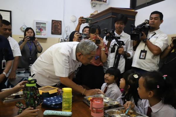 Wakil Menteri Sosial Republik Indonesia Agus Jabo Priyono meninjau langsung Makan Bergizi Gratis di Jakarta Barat. (Foto: iNews Media Group/Arif Julianto)