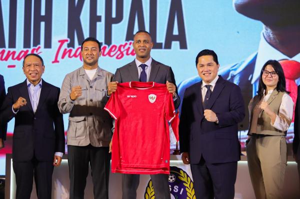 Pelatih Timnas Indonesia Patrick Kluivert pose bersama Ketua Umum PSSI Erick Thohir. (Foto; MPI)