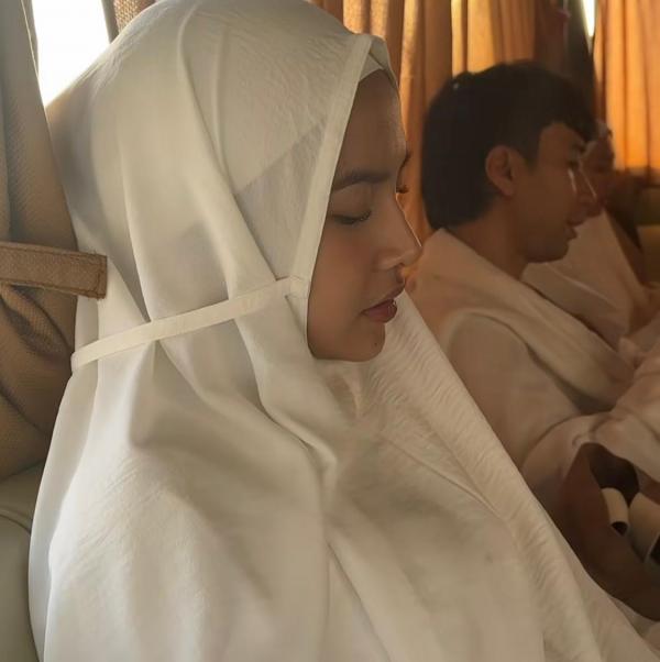 Mahalini berhijab saat Umrah di Tanah Suci. (Foto: Instagram)