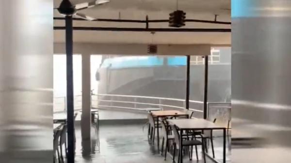 Detik-detik kapal tongkang menabrak kafe di tepi Sungai Mahakam. (Foto: Rekaman video istimewa).