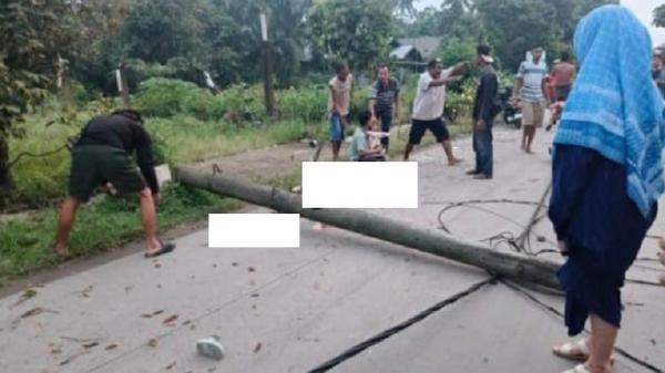 Tiang Listrik PatahTimpa Pengendara Motor Satu Keluarga, Ibu dan Balita Tewas