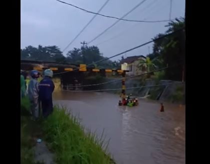 Kondisi Underpas Pesurupan, Klonengan, Kecamatan Margasari, Kabupaten Tegal terendam banjir hingga membuat lumpuh arus lalu lintas di jalur Tegal-Purwokerto, Minggu (19/1/2025). (Foto: Instagram/ist)