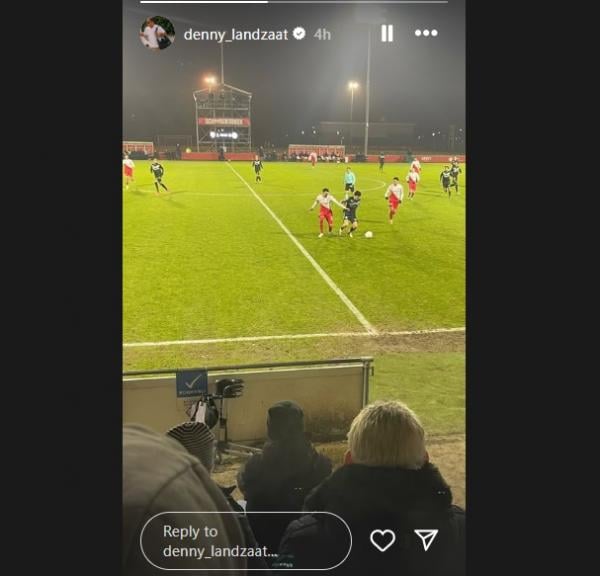 Asisten Pelatih Timnas Indonesia Denny Landzaat membagikan foto momen dirinya memantau Ivar Jenner tampil bersama Jong Utrecht, Selasa (21/1/2025) dini hari WIB. (Foto: Instagram @denny_landzaat)