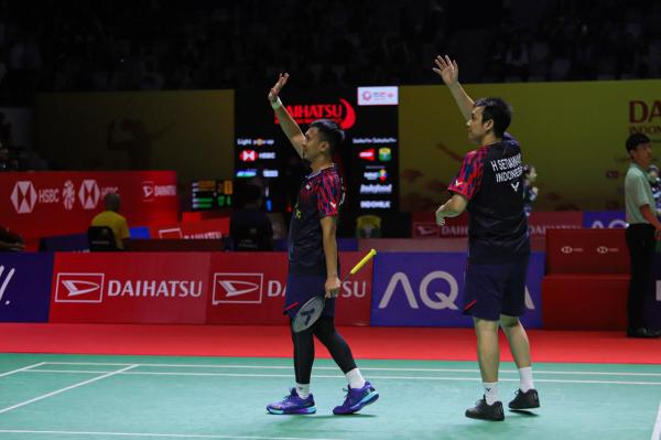 Ganda putra Indonesia, Mohammad Ahsan/Hendra Setiawan, berinteraksi dengan penonton Indonesia Masters 2025 di Istora Gelora Bung Karno, Jakarta, Selasa (21/1/2025). (Foto: PBSI)