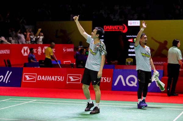 Mohammad Ahsan/Hendra Setiawan mengucapkan perpisahan kepada publik di Istora di Istora Gelora Bung Karno, Senayan, Kamis (23/1/2025) sore. (Foto: MPI/Aldhi Chandra)