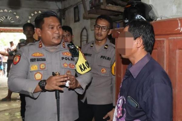 Bocah Disiksa Kapolres Nias Selatan, AKBP Ferry Mulyana Sunarya saat mendatangi rumah keluarga bocah perempuan korban penyiksaan keluarganya. (Foto: MPI)