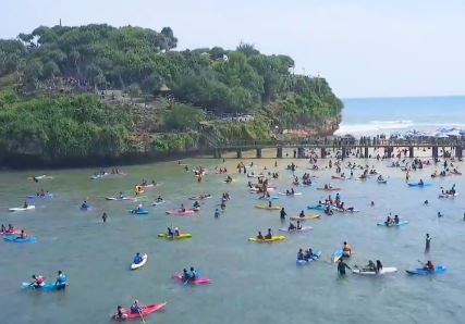 Pengunjung bisa surfing di Pantai Drini, Gunungkidul. (Foto: Instagram)