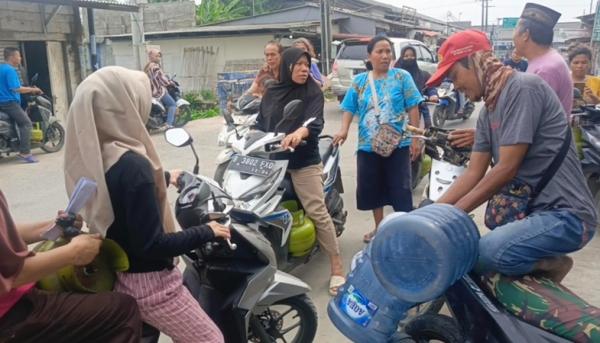 Warga Serbu Agen Elpiji di Babelan Warga menyerbu agen elpiji 3 kg di Kampung Babelan, Kabupaten Bekasi, demi mendapatkan gas melon yang langka. (Foto: Nur Khabibi)