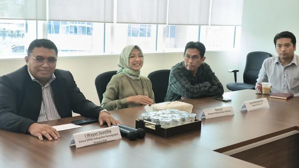 Ketua DPRD Karangasem I Wayan Suastika (kiri) saat mengunjungi iNews Tower bersama dengan beberapa wartawan dari Bali, yang disambut langsung oleh Manager Regional News Gathering, Renny Jo (berhijab), Rabu (5/2/2025). Foto MPI