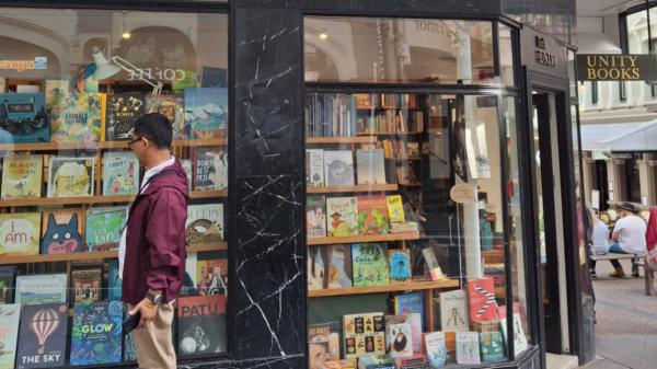 Kota Auckland, Selandia Baru, menawarkan sejuta pesona. Selain keindahan alam dan taman, juga kafe dan took buku sebagai cermin kehidupan sosial. (Foto: Gaib Maruto Sigit)