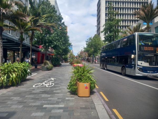 Auckland sangat menghargai pejalan kaki, makanya area trotoar dibuat lebar. (Foto: Gaib Maruto Sigit)