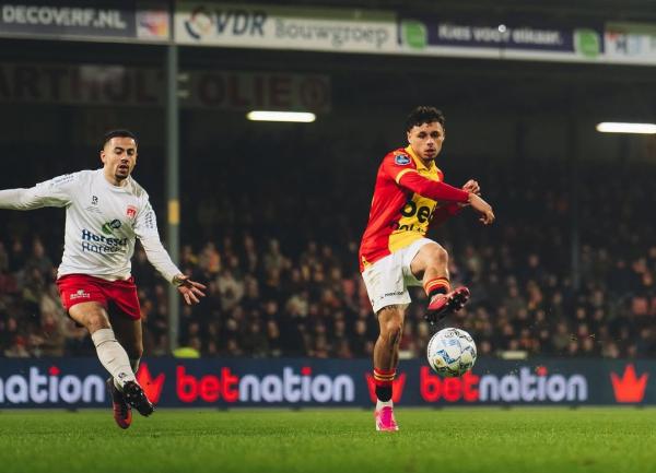 Bek sayap Go Ahead Eagles, Dean James (kanan), mengaku tertarik membela Timnas Indonesia. (Foto: Instagram @dean11james)