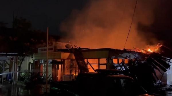 Kebakaran hebat melanda  Kantor Polsek Kandanghaur, Kabupaten Indramayu, Jawa Barat, Kamis (6/2/2025) pukul 22.15 WIB. (Foto:  Andrian Supendi).