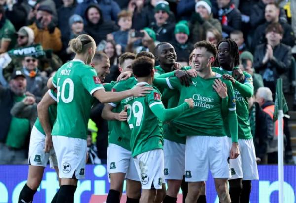 Para pemain Plymouth Argyle merayakan gol mereka ke gawang Liverpool pada putaran keempat Piala FA 2024-2025 di Home Park, Minggu (9/2/2025) malam WIB. (Foto: Plymouth)