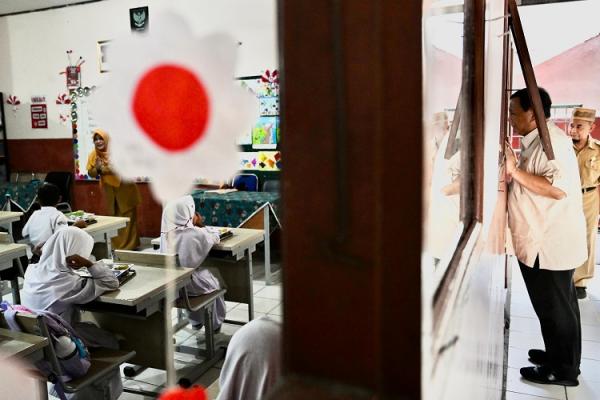 Presiden Prabowo Subianto saat melihat proses belajar mengajar siswa SDN Kedung Jaya 1 Bogor melalui kaca kelas. (Foto: BPMI Setpres)