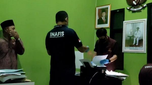 Polisi menggeledah kantor Kades Kohod (dok. istimewa)