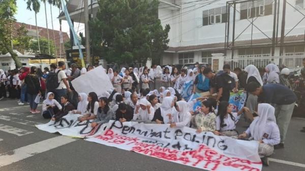 Ratusan Siswa SMK 10 Medan Segel Sekolah hingga Blokade Jalan gegara Tak Bisa Ikut SNBP