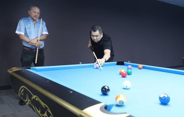 Ketua Umum PB POBSI Hary Tanoesoedibjo (kanan) Ketua Umum PB POBSI Hary Tanoesoedibjo (kanan) beradu skill dengan legenda biliar asal Filipina, Efren Reyes, di Pro Billiard Center, iNews Tower, Rabu (12/2/2025). (Foto: MPI/Andika Rachmansyah)