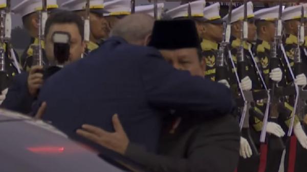 Prabowo dan Erdogan Pelukan Presiden Prabowo Subianto dan Presiden Turki Recep Tayyip Erdogan berpelukan di Pangkalan TNI AU Halim Perdanakusuma, Jakarta, Rabu (12/2/2025). (Foto: BPMI Setpres)
