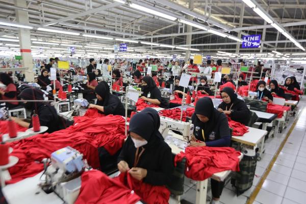Para pekerja sedang mempersiapkan jersey Timnas In Para pekerja sedang mempersiapkan jersey Timnas Indonesia di pabrik Erspo di Bandung, Rabu (12/2/2025). (Foto: MPI/Andri Bagus)