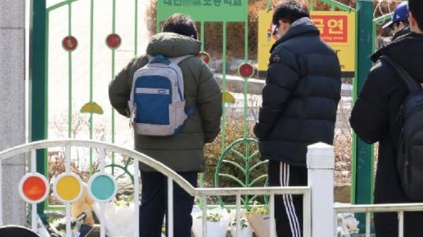 Para murid di sebuah SD di pusat Kota Daejeon, Korsel, memberikan penghormatan terakhir setelah seorang siswa tewas ditikam gurunya, Selasa, 11 Februari. (Foto: Yonhap)