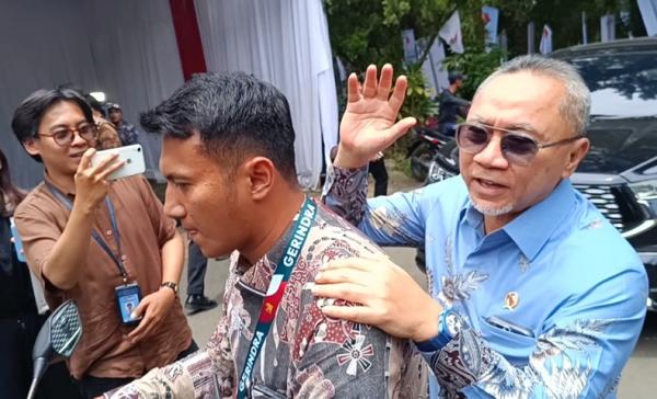 Menko Bidang Pangan sekaligus Ketua Umum PAN Zulkifli Hasan tampak diboncengi motor saat menuju ke Hambalang. (Foto: Raka Dwi Novianto)