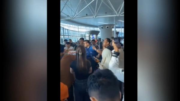 Pesawat Delay, Calon Penumpang Sriwijaya Air Mengamuk di Bandara Sultan Hasanuddin Makassar