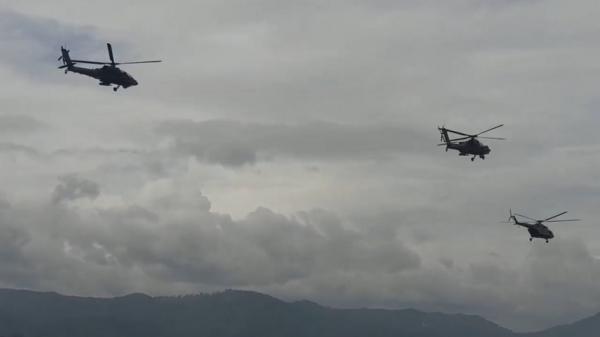 Helikopter TNI AD saat mengikuti latihan menembak di daerah pegunungan Bandung Barat. (Foto: Yuwono Wahyu).