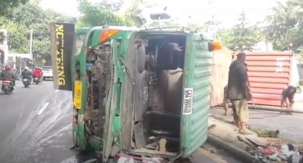 Truk Kontainer Terguling di JLS Salatiga, Arus Lalin Solo-Semarang Macet