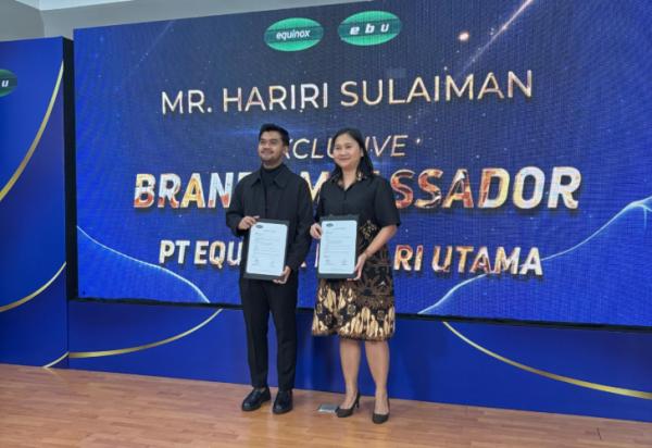 Hariri Sulaiman Equinox Hariri Sulaiman melakukan penandatangan dokumen bersama Indah Yulianti selaku Director of Group HR Corporate and Legal dari Equinox Shipping Group. (Foto: dok Equinox)