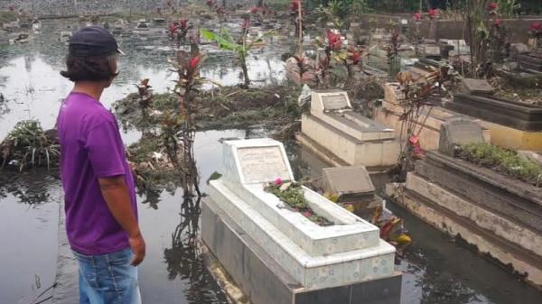 Tanggul Sungai Cikapundung Jebol, Ribuan Makam di Bojongsoang Terendam Banjir